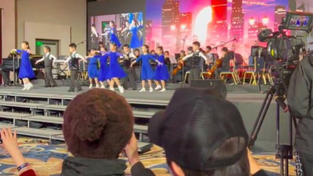 孙俪|孙俪邓超看女儿演出，举手机录像还歪头交流，小花亭亭玉立好出众