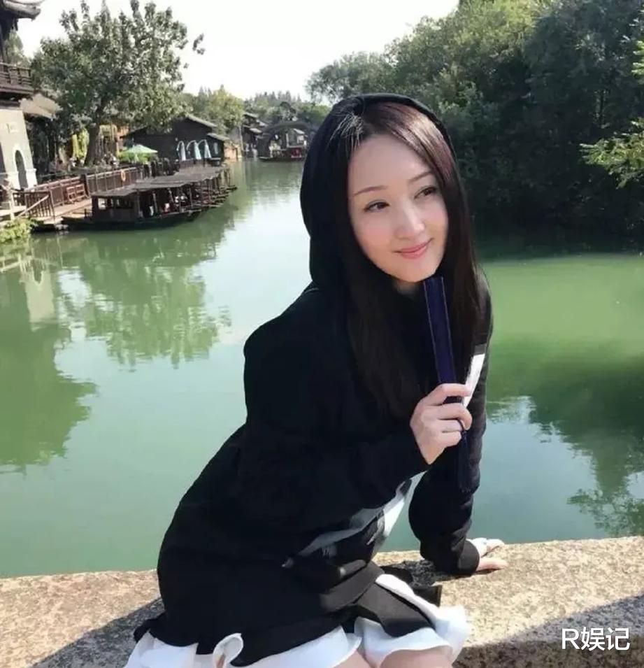 闫妮|杨钰莹：46岁时独自游乌镇照片曝光，神情相当落寞，仍忘不掉初恋