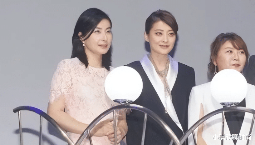 郭晶晶|郭晶晶与梅婷同框毫无压力,一袭粉色连衣裙,尽显豪门气质