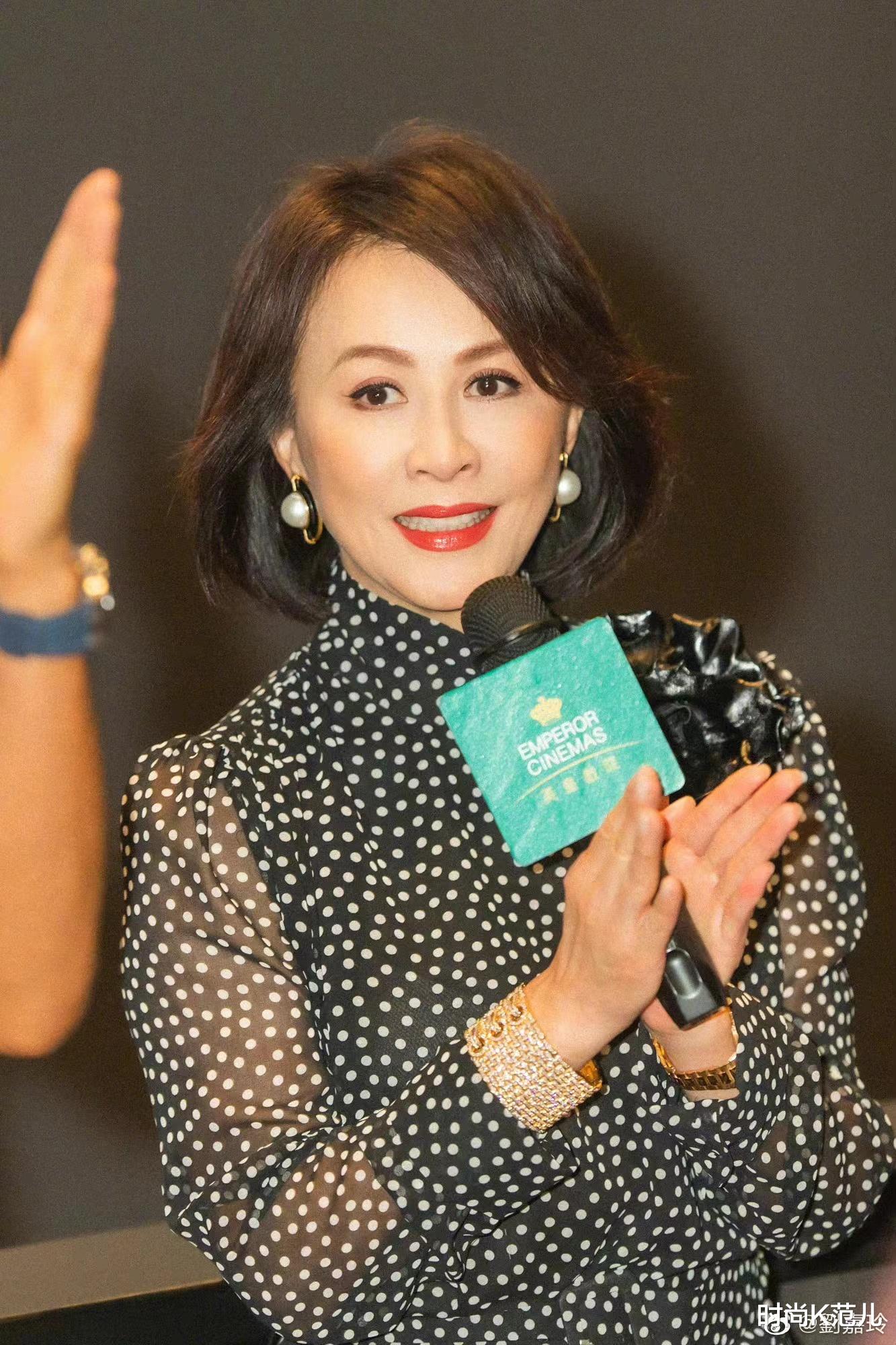裴秀智 刘嘉玲优雅亮相活动，黑色波点裙配披肩短发，56岁了还这么美！
