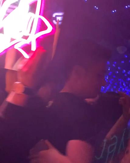 小S|小S老公现身夜店心情好,被美女搂肩膀好亲密,网红曝他超级会玩