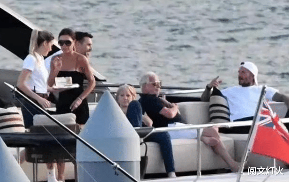 维多利亚·贝克汉姆|46岁贝嫂身材气质太绝,小贝都忍不住盯着看,穿吊带裙趟老公怀里