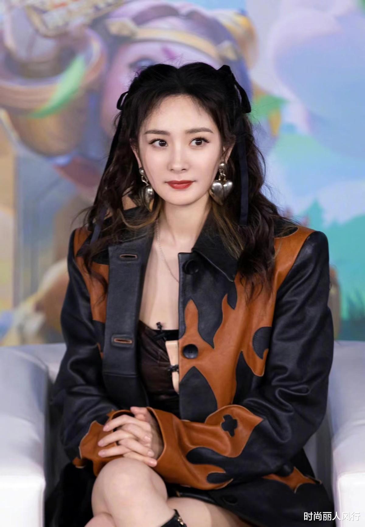 杨幂 杨幂最新造型太显胖!穿超大码皮衣戴金耳环,翻车亮相还没脖子