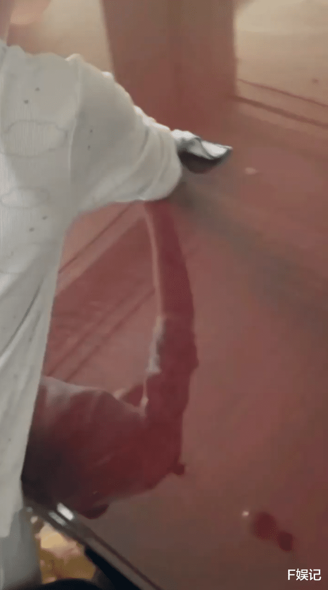 黎姿|黎姿一家五口隔离1个多月不无聊 教3个女儿烹饪、打扫很有意义