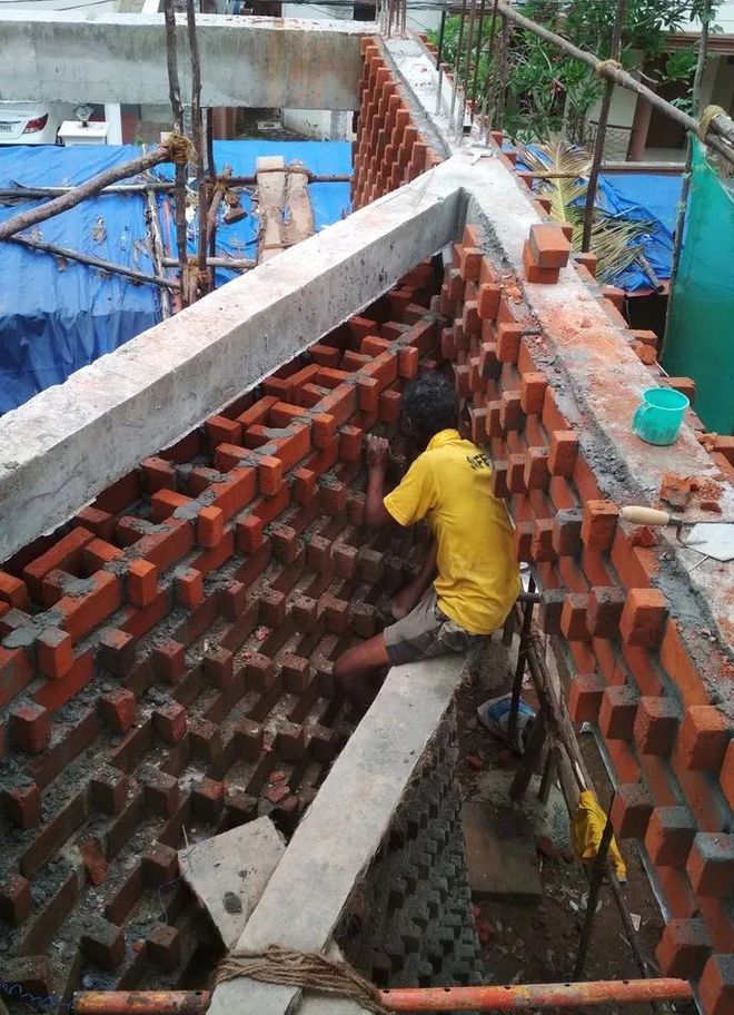 印度有一对兄弟的“穷装”房子火了，处处充满智慧，环保又精致