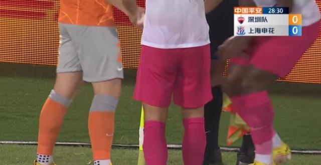 深圳市|中超名场面！巴索戈化身球场修理工，球迷怒斥：职业联赛不职业