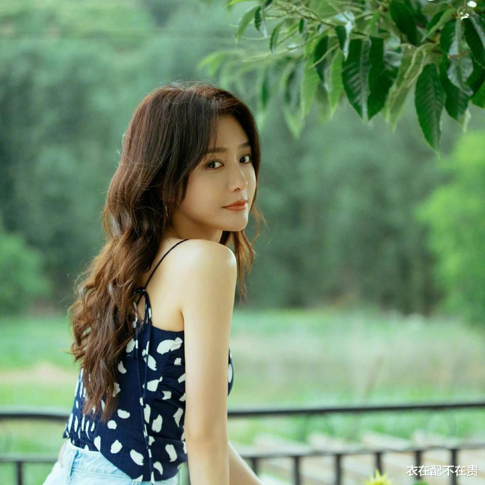 秦岚|秦岚看着不像44岁，用“上深下浅”法打造好比例，身材曼妙似少女
