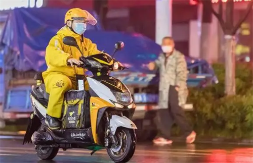 外卖小哥8000工资全上交妻子,看到妻子误发的信息,心寒了……