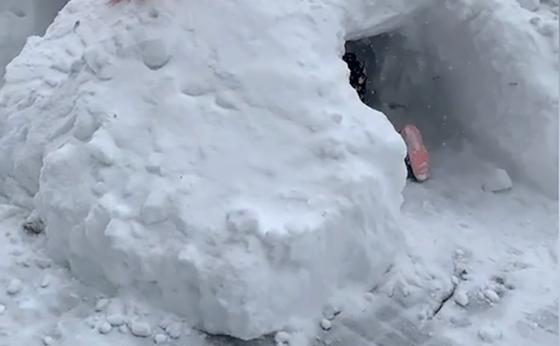 男子醒来发现宿舍被积雪掩埋,叫来挖机铲出了一条路