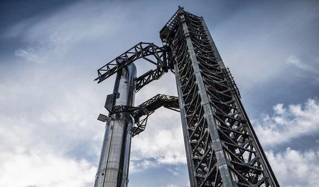 SpaceX为星际飞船、超重型助推器配备的几十个猛禽引擎已安装到位