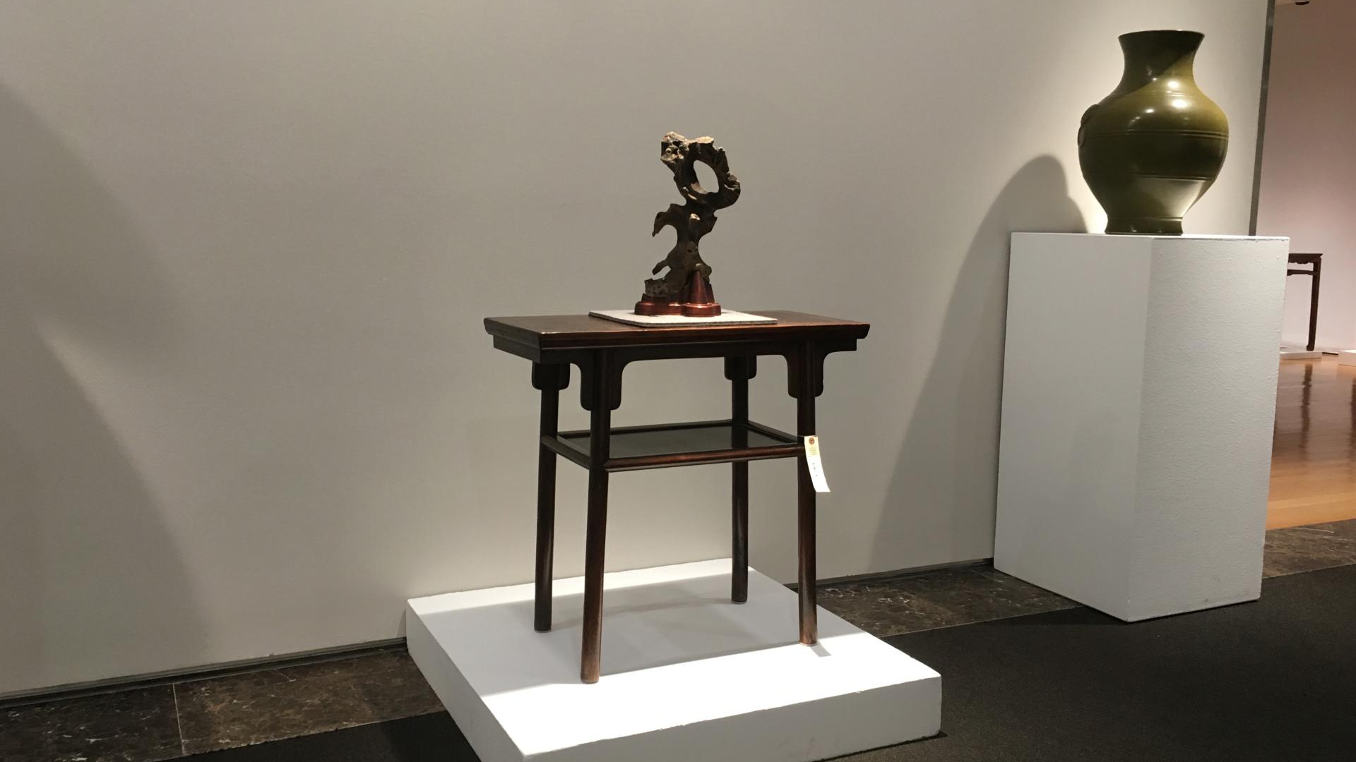 |刀牙板合掌相接，黄花梨带屉平头案估价五万美元