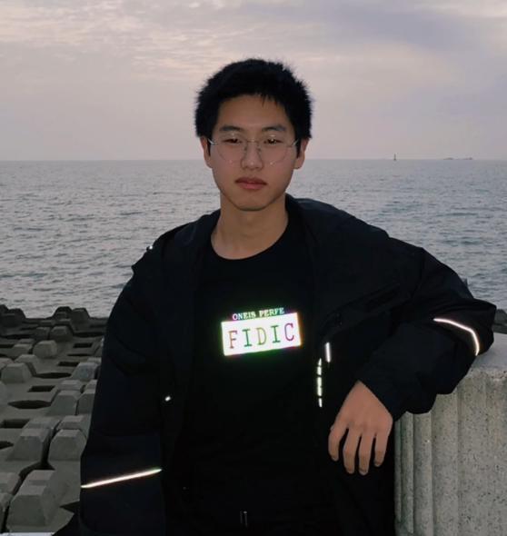 保安|卓妈晒孙辉骑自行车,单手握把被保安拦下,网友喊话让孙卓营业