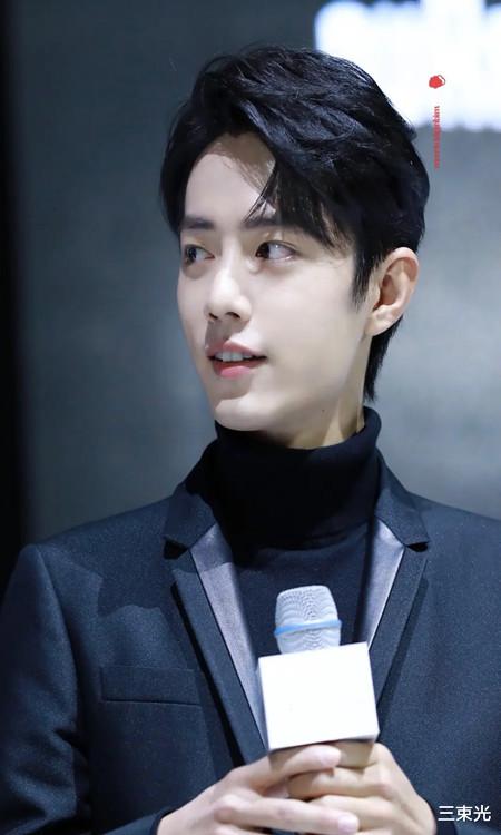 肖战|肖战参加《清明云诗会》，五官端正，帅气出场