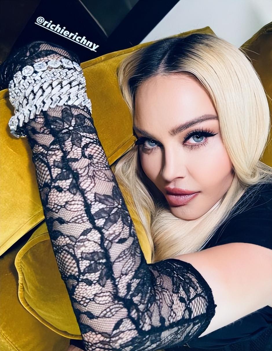 麦当娜|63岁麦当娜带黑人养子出行，穿透明T恤身姿挺拔，肉乎乎却显年轻