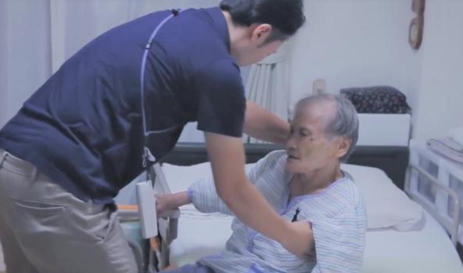 92年上海女子向门外泼水,被4人围殴5分钟,逮捕后大闹派出所