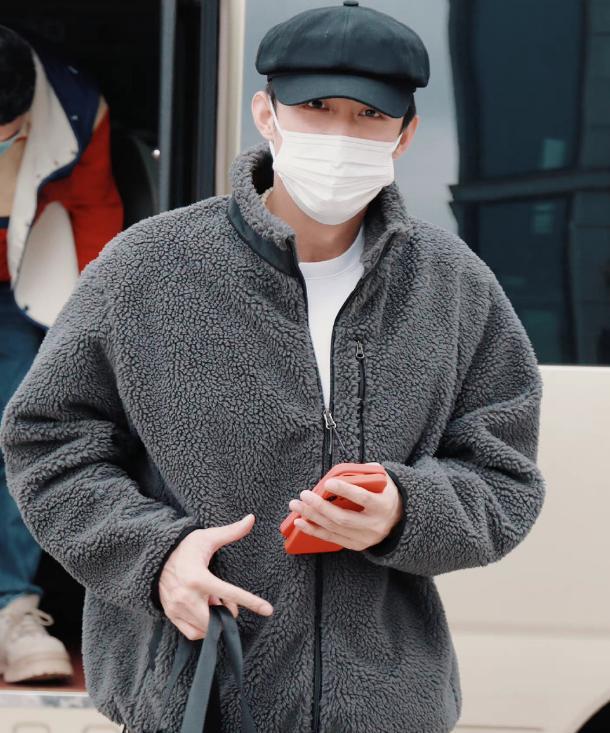 迪丽热巴|黄景瑜现身机场，穿热巴同款羊羔绒外套，手机壳是热巴穿搭同款色