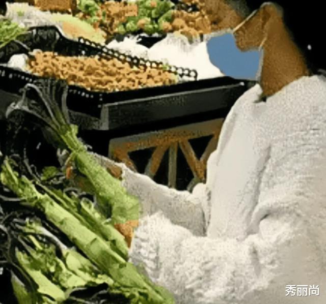 女孩在超市买菜时的一举一动意外火了,网友看到表示真是奇女子啊