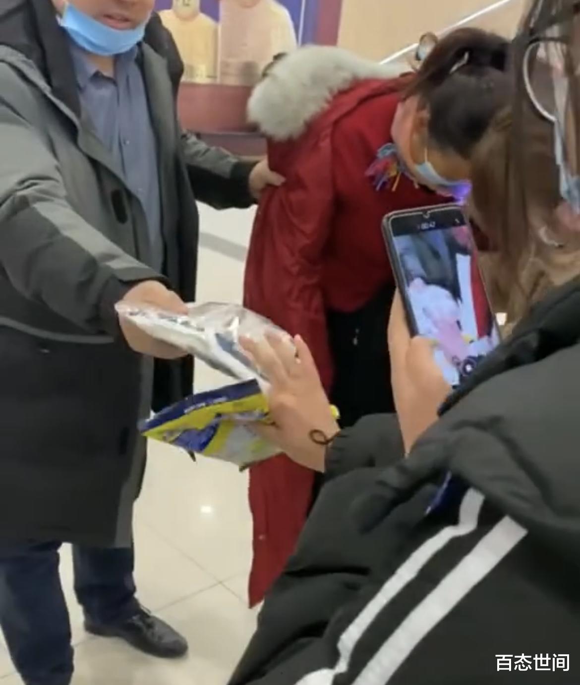 还要面子?洛阳一女子超市偷东西赃物塞满身,被抓现形掩面哭泣