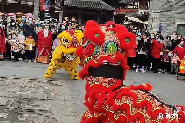 ?纪实:25岁小伙摆90桌寡古酒,高调宣布终生不婚,不想为别人而活