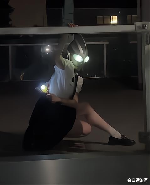 奥特曼|网红痞幼又作妖？穿JK跳舞秀大长腿，下蹲走路送福利，网友：该封