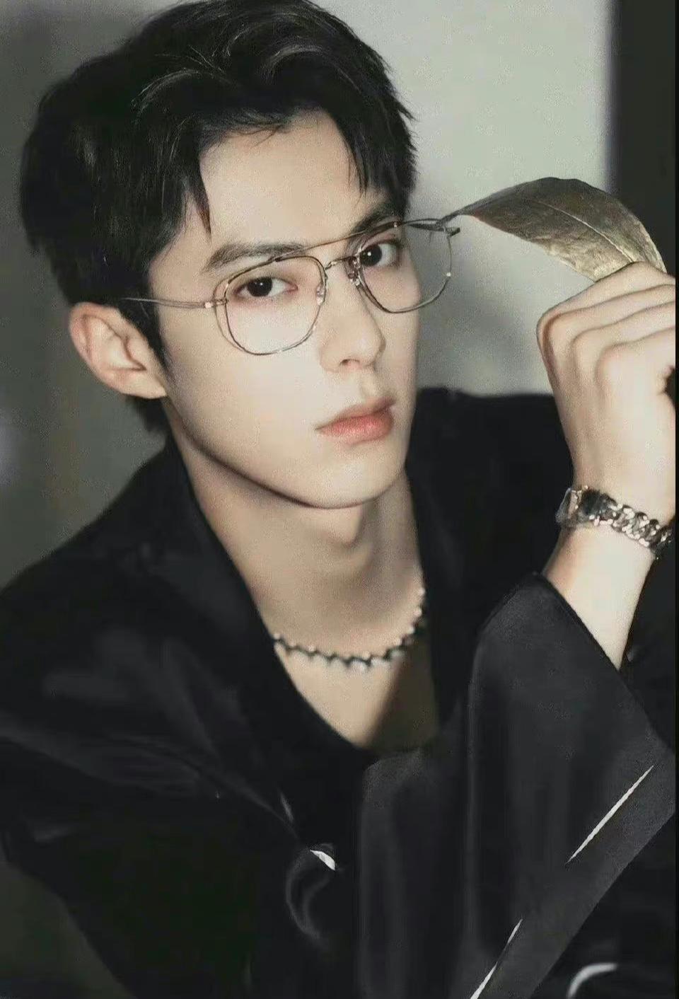 王鹤棣|《错撩》演员番位引争议,网友:王鹤棣压番白鹿不现实