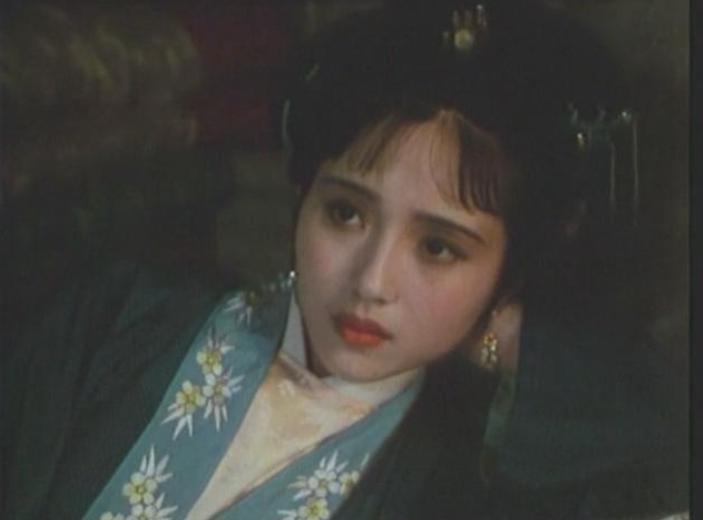 她是国家一级演员，典型的江南美人，却为前夫守寡10年