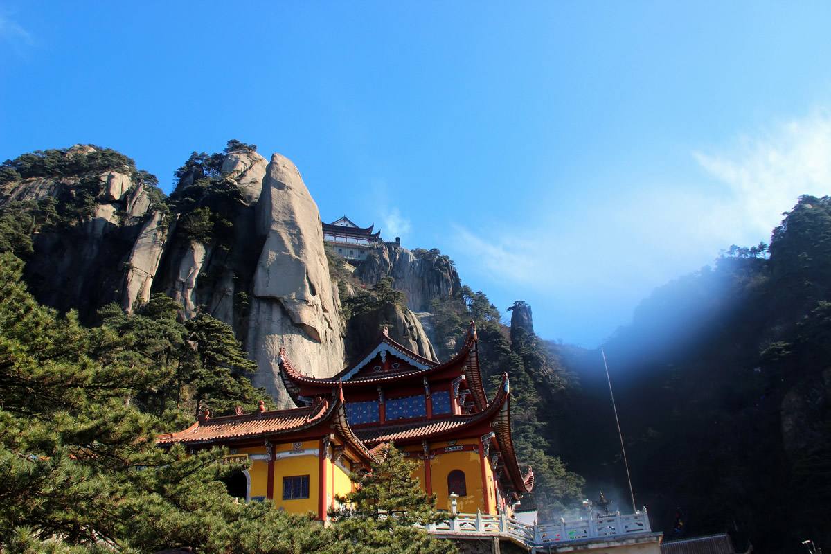 九华山|安徽的一座佛教名山，由11大景区组成，逢年过节的时候很火热