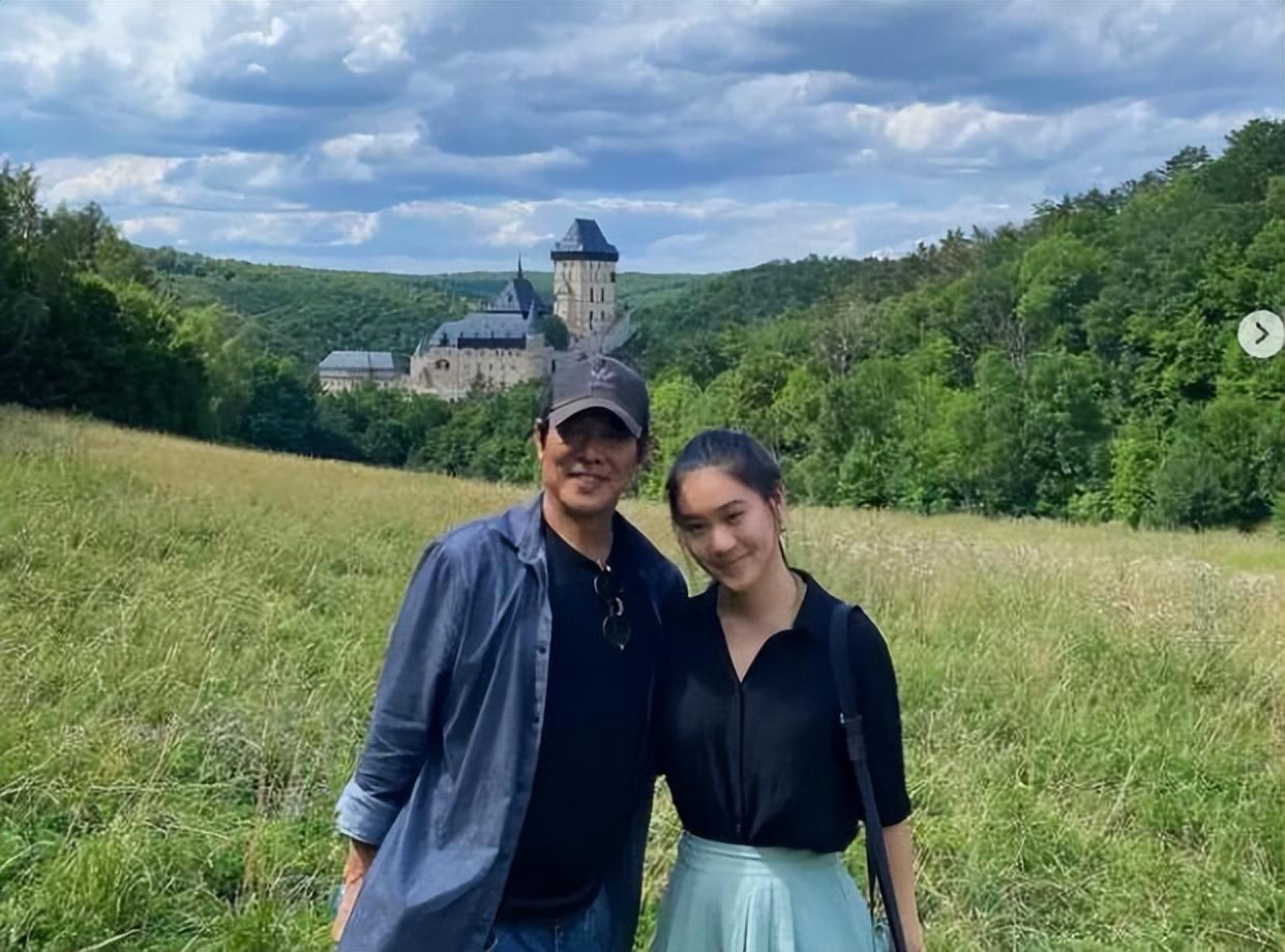 李连杰|李连杰全家游尼泊尔 :60岁利智罕秀恩爱,紧搂老公肩膀同行显甜蜜