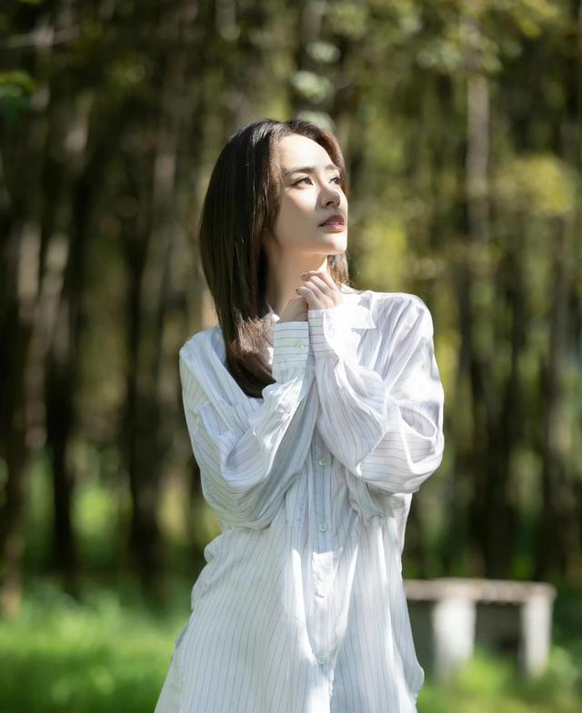 阿娇瘦身成功，颜值身材双在线，条纹衬衫大秀腿部线条