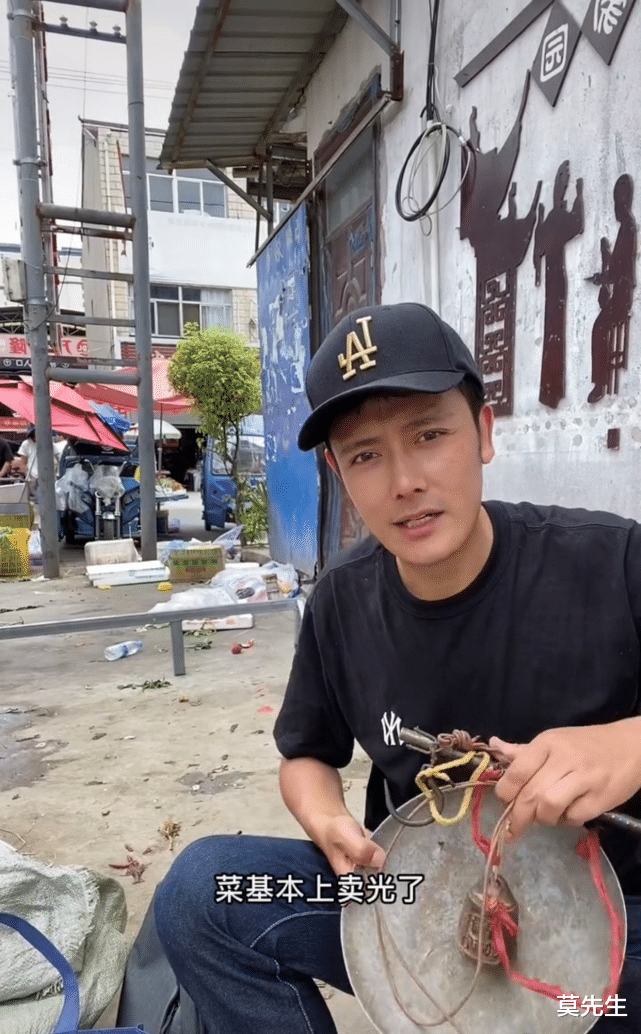 谢宁|知名演员自曝转行当修鞋匠，穿背心招揽顾客，端大茶缸好接地气