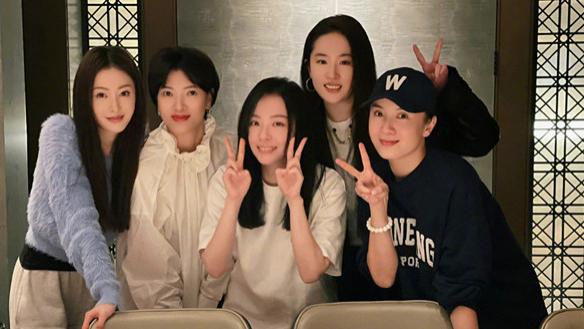 |张靓颖38岁生日蛋糕巴掌大，却有豪华闺蜜团作陪，素颜堪比选美大会