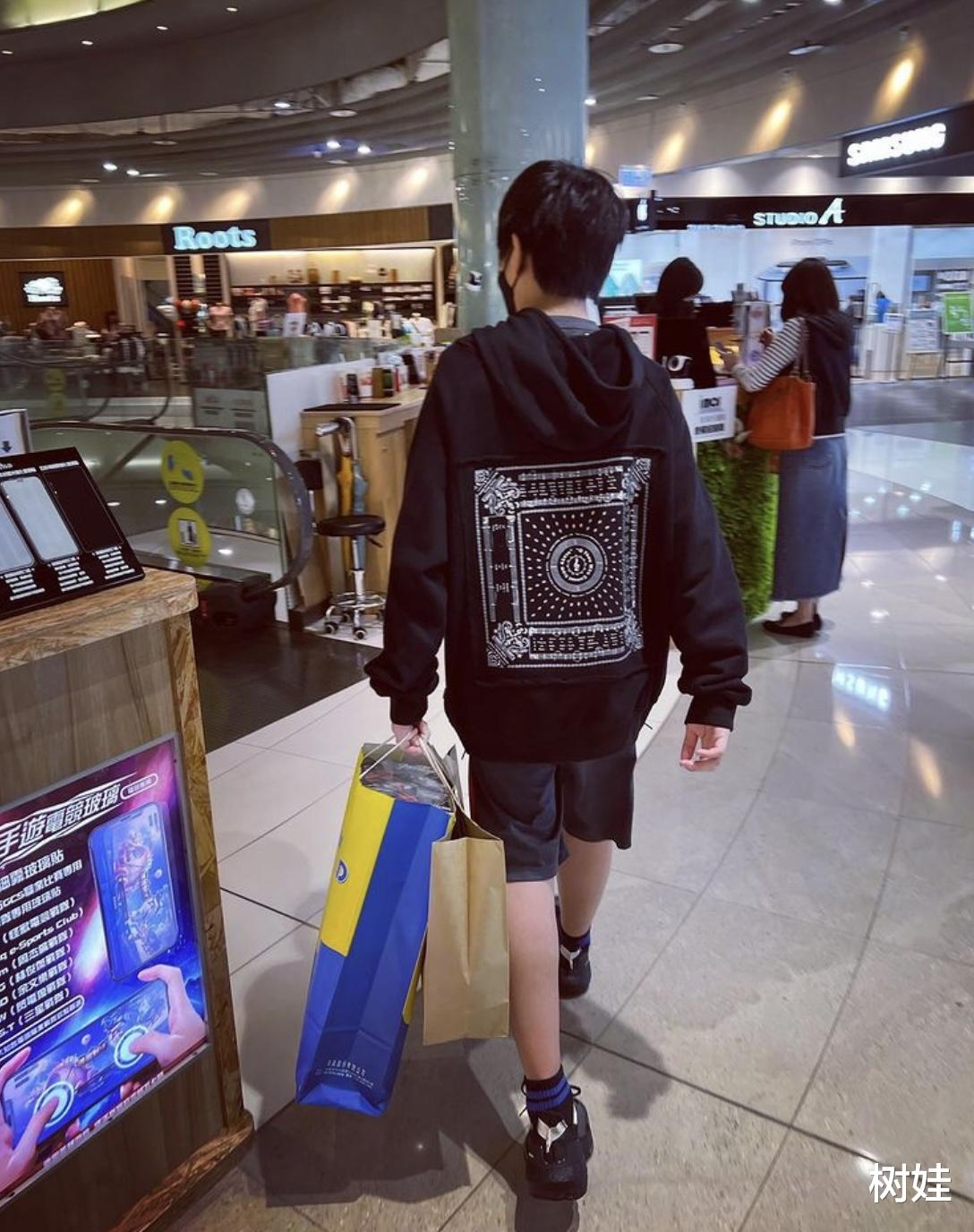 小小志|林志颖12岁长子近照曝光,帮忙拎购物袋打扮潮范,母亲感慨长大了