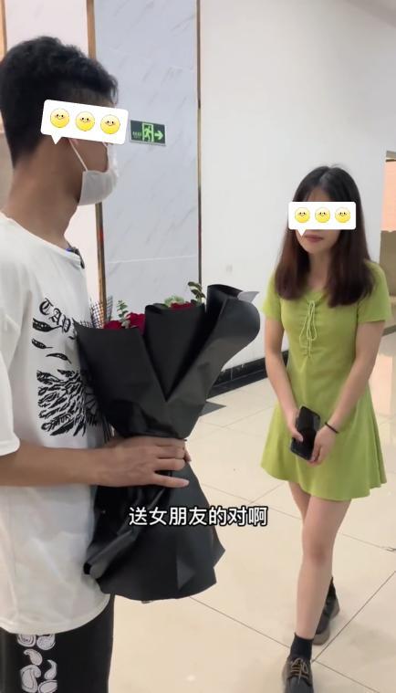 男子手捧鲜花相亲，女子伸手去接，男子拒绝：这是送给我女朋友的