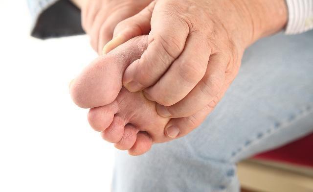 驱寒|睡前用艾叶泡脚15分钟,一个月后,这3个小毛病悄悄泡没了!