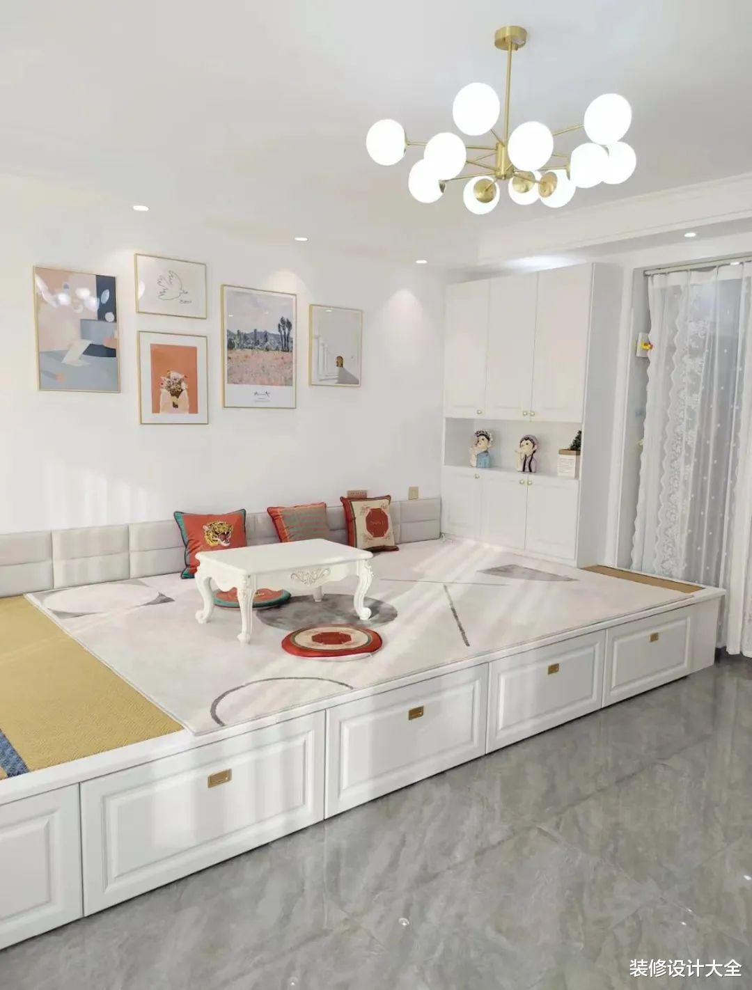 年轻人的客厅“机关算尽”:做个地台连沙发都省了?