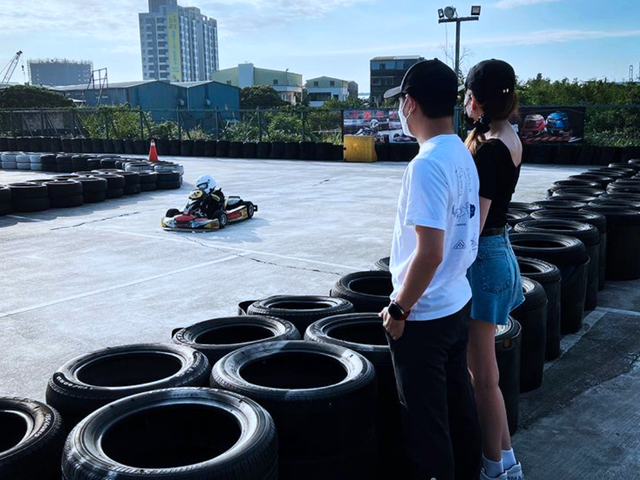 林志颖|47岁林志颖带娃出游，妻子热裤吊带守在一旁，夫妻互动亲密恩爱