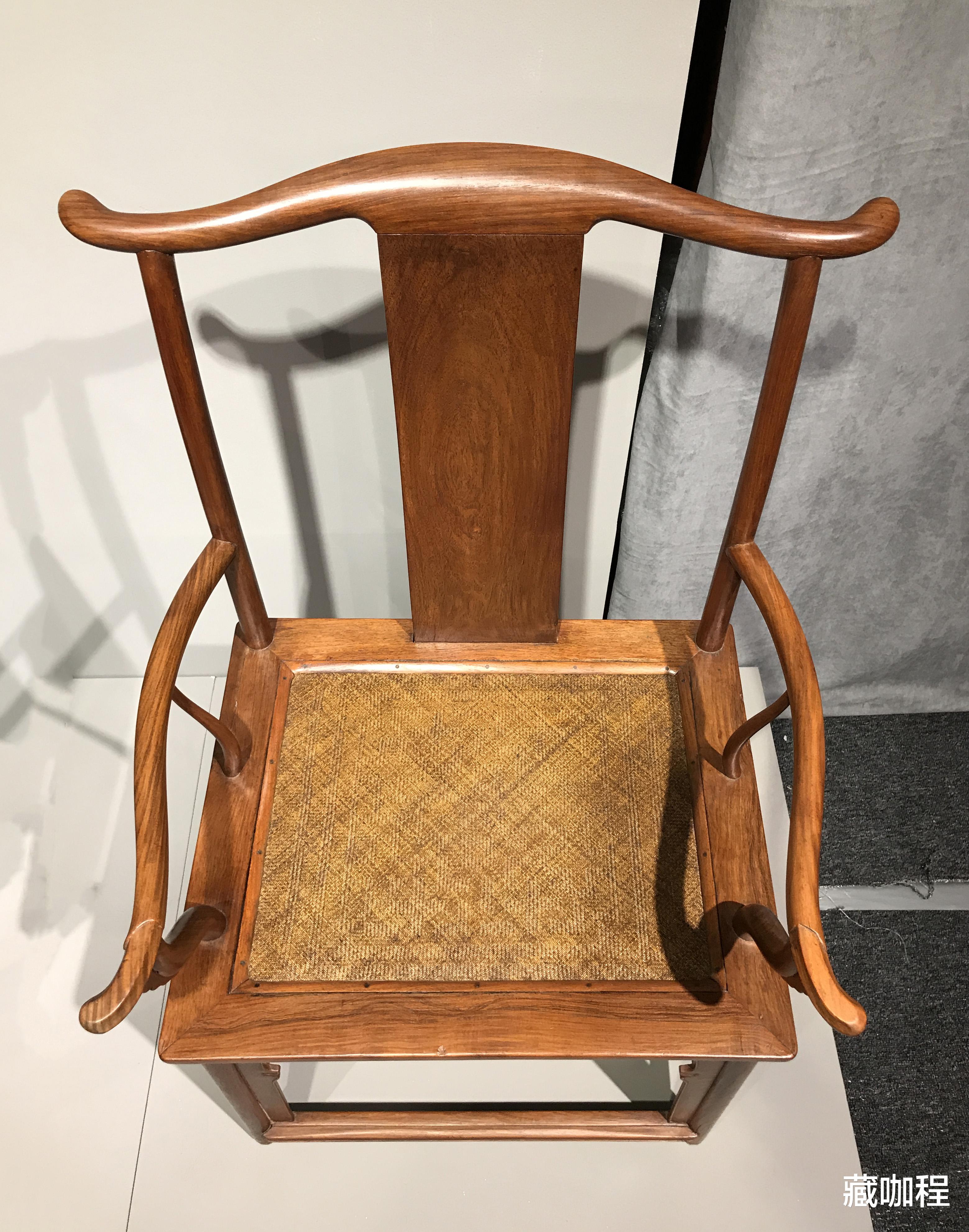 |搭脑中弯、两端后撇，牛头式黄花梨四出头椅