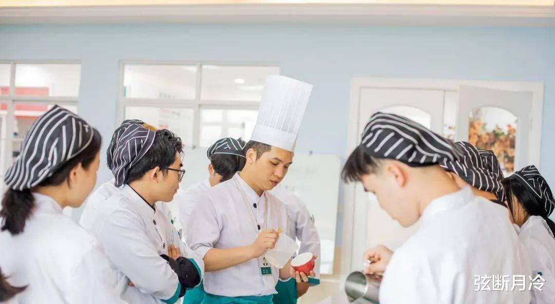 大学生|被瞧不上职业技能教育：收入超过普通大学生，岗位多样需求大