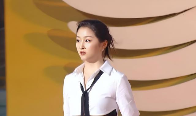 关晓彤|难怪被称为“红毯黑洞”,关晓彤的衣品审美真是让人挠头