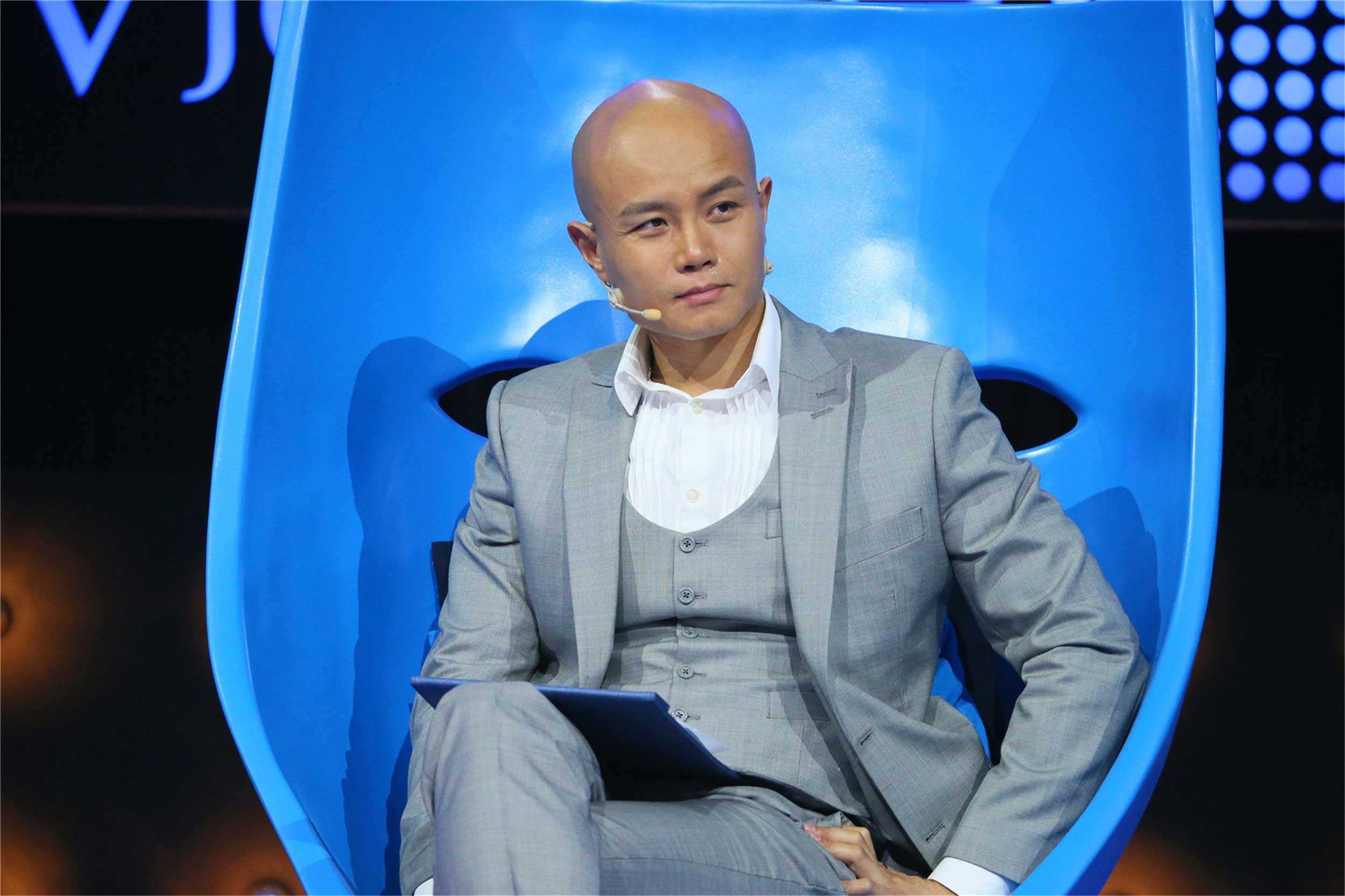 乐嘉|47岁乐嘉野外骑行！赤裸上身不怕蚊子，自称骑车能提高生育能力