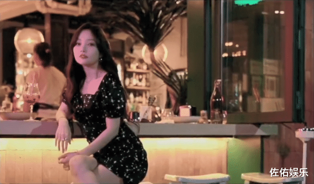 李小璐|李小璐深夜泡吧难掩孤单,手戴戒指辟谣与贾乃亮复合