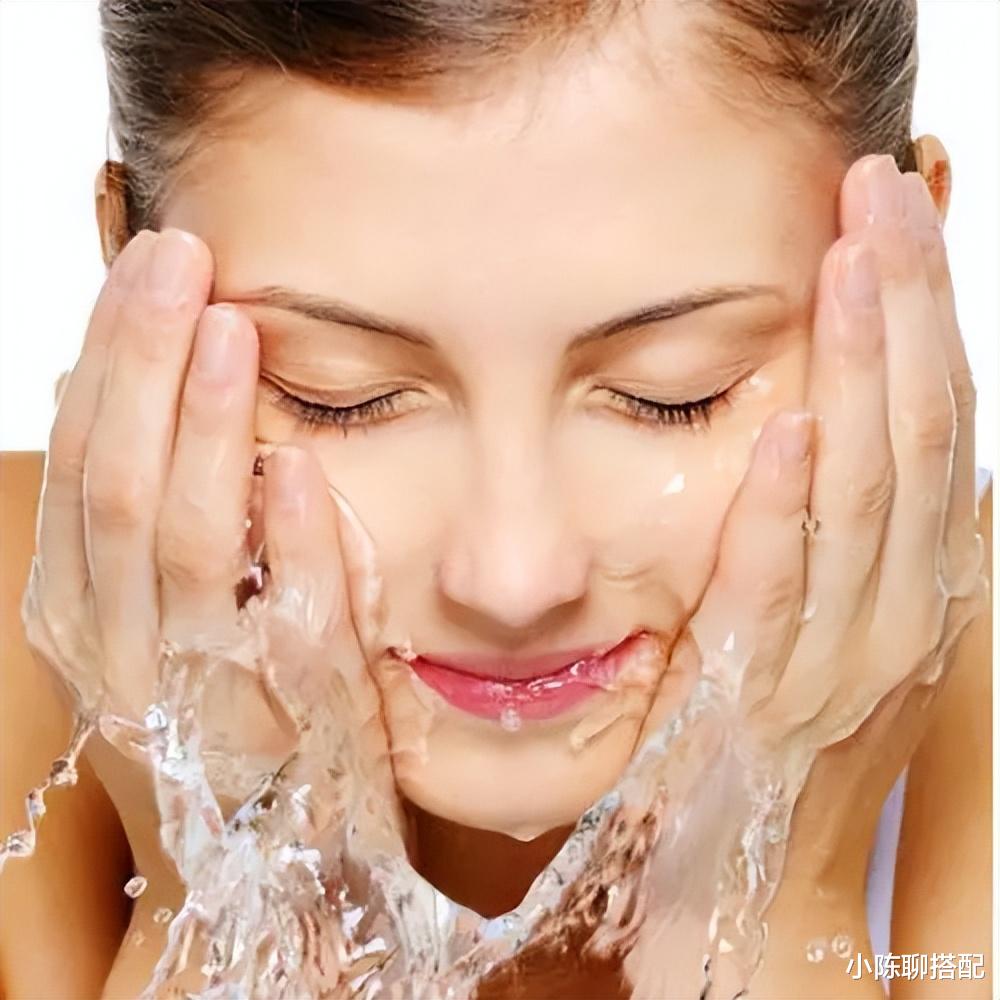 护肤品 女人一旦过了40岁，洗脸时留意这2点对皮肤好，比涂护肤品更管用