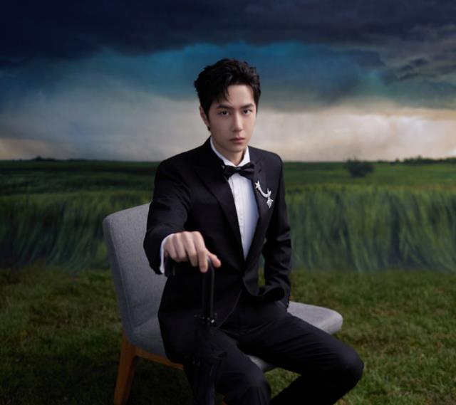 周冬雨|微博电影之夜，王一博和周冬雨一起走红毯惊艳四座，直接冲上热搜