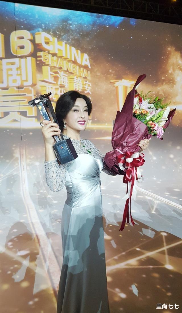 刘晓庆|刘晓庆真不适合扎发,一脸臃肿好僵硬,公主裙里穿长裤好土啊