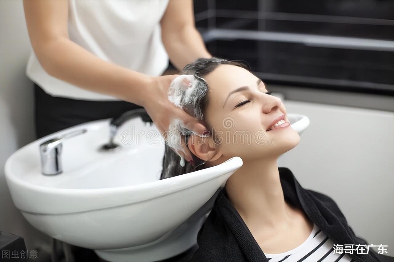 城中村的理发店,顺便按个摩