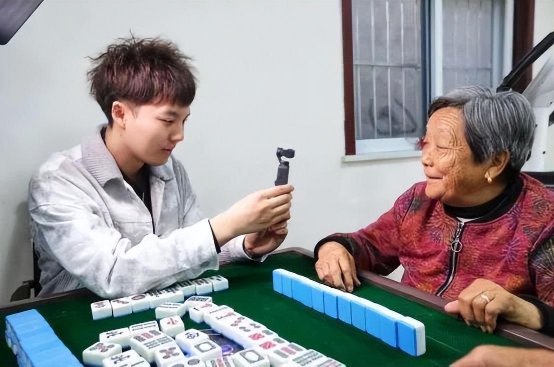 95后花120万开免费养老院,打电竞、拍短视频,200万粉丝争相预约:40年后入住,给我留一间