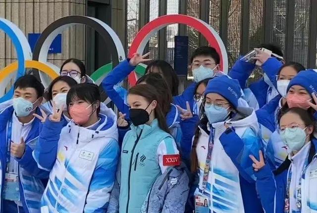 冰墩墩|依依不舍！千金回俄罗斯前和志愿者合影，临走前再次提到冰墩墩
