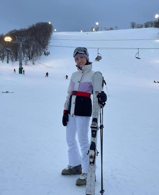 许晋亨|61岁许晋亨带娇妻过情人节!小8岁李嘉欣肤白貌美,同框似父女