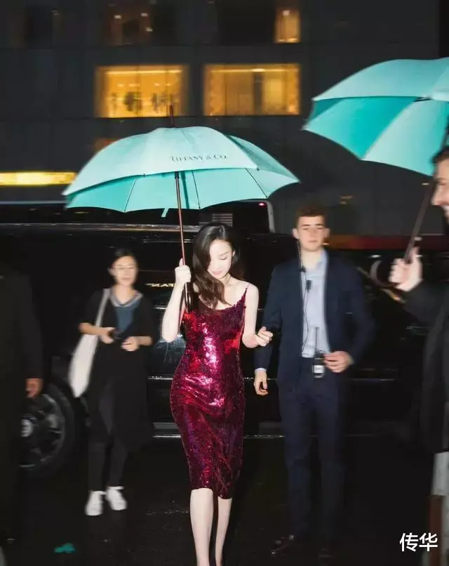 倪妮|倪妮问景甜：“咱俩的裙子全球只有一套，怎么撞了？”