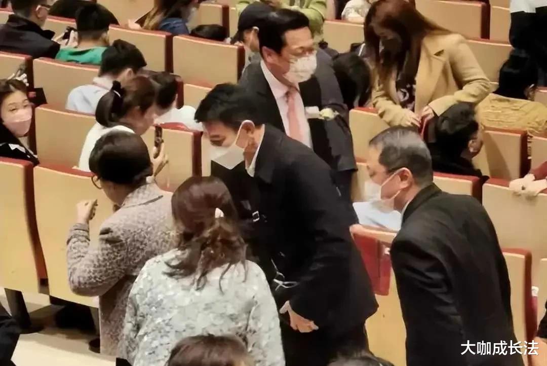 刘德华|刘德华夫妇现身学校观看女儿刘向蕙演出,一旁朱丽倩气质绝佳